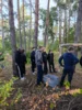 Foto vom Album: Auf die Plätze, fertig, los – die 8b packt im Wald mit an!