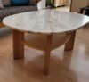 Couchtisch in Esche und Marmor
