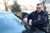 Politeur Jörg Suchomel bei seiner Hauptbeschäftigung: Knöllchen verteilen. Am 6. Dezember gibt es allerdings 