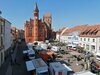 Stadt Perleberg | Blick von oben auf das Markttreiben zum Wochenmarkt Stadt Perleberg | Blick von oben auf das Markttreiben zum Wochenmarkt