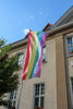 Unser Bild zeigt die Regenbogenfahne am Falkenseer Rathaus.