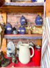 Foto (AdB): Küchenregal mit Krügen und Behältnissen 