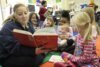 Ein Frau liest Kindern vor