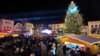 Festlich beleuchtet erstrahlt der Marktplatz beim Calauer Weihnachtsmarkt. Foto: Matthias Nerenz