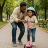 Vater und Kind üben Rollerfahren Vater und Kind üben Rollerfahren