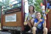 Lizzy und Matti aus Baden-Württemberg haben sich schon einige Zuckertüten vom Baum gepflückt. Der Chemnitztal-Express rollt am 10. August für alle Erntewilligen ins Schweizerthal. Lizzy und Matti aus Baden-Württemberg haben sich schon einige Zuckertüten vom Baum gepflückt. Der Chemnitztal-Express rollt am 10. August für alle Erntewilligen ins Schweizerthal.