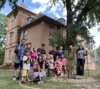 Familien pflanzen einen Baum im Garten der Villa Fohrde