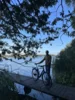Radfahrer auf einem Steg in der Havel