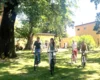 Vier Radfahrer:innen im Garten der Villa Fohrde