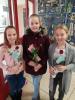 Glückliche Schülerinnen mit ihren Rosen