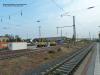 an den Gleisen rechts von Gleis 5 in Richtung der beiden Supermärkte von REWE und ALDI wurden neue Strommasten gesetzt