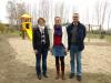 Daniela Ehresmann (Sparkasse Vorpommern), die Leiterin und Bürgermeister Axel Vogt vor dem neuen Spielplatz der HVHS Lubmin