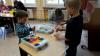 3 Jungen bauen mit St&auml;bchen und Kugeln