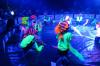 Fischetanz im Neonlicht