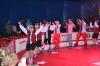 Kinder laufen winkend in der Manege
