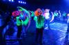 Fischetanz im Neonlicht