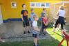 Sch&uuml;ler und eine Mutter schauen beim Zeltaufbau zu