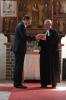 Pastor Csabay bedankte sich mit einer Festschrift von der Gemeinde Sülstorf bei Pastor Alfred Scharnweber