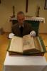 W.K.H. Schmidt präsentiert die alte im Familienbesitz befindliche restaurierte Lutherbibel.