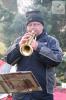 Herr Kapanke spielte bekannte Weihnachtslieder auf seine Trompete.