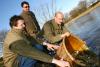 Foto vom Album: Angler setzten Quappen in die Schwarze Elster bei Uebigau