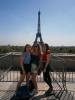 Schülerinnen am Trocadéro mit Eiffelturm im Hintergrund