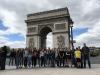 Gruppenfoto vor dem Triumphbogen in Paris