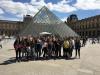 Gruppenfoto vor der Louvre-Pyramide
