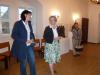 Frau Ortsbürgermeisterin Katja Andersch und Frau Misterin Anne-Marie Keding betrachten die Skulpturen von Wilhelm Otto im Schloss Harzgerode