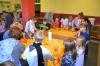 Sch&uuml;lerinnen und Sch&uuml;ler schnitzen mit einem Gro&szlig;vater K&uuml;rbisse