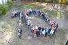 Foto von oben, alle Sch&uuml;lerinnen und Sch&uuml;ler bilden die Zahl 10 als Gruppenfoto