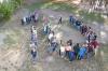 Foto von oben, alle Sch&uuml;lerinnen und Sch&uuml;ler bilden die Zahl 10 als Gruppenfoto