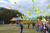 Gruppenfoto, Sch&uuml;lerinnen und Sch&uuml;ler lassen Luftballons steigen