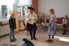 einen Sch&uuml;lerin, ein Sch&uuml;ler und eine Frau sind verkleidet, eine Sch&uuml;lerin schaut beim Mitmachtheater zu