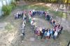 Foto von oben, alle Sch&uuml;lerinnen und Sch&uuml;ler bilden die Zahl 10 als Gruppenfoto