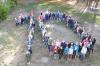 Foto von oben, alle Sch&uuml;lerinnen und Sch&uuml;ler bilden die Zahl 10 als Gruppenfoto