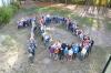 Foto von oben, alle Sch&uuml;lerinnen und Sch&uuml;ler bilden die Zahl 10 als Gruppenfoto