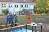 3 Sch&uuml;ler an der Schokokuss-Wurfmaschine