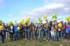 Gruppenfoto, Sch&uuml;lerinnen und Sch&uuml;ler halten Luftballons in der Hand