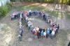 Foto von oben, alle Sch&uuml;lerinnen und Sch&uuml;ler bilden die Zahl 10 als Gruppenfoto