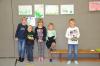 2 Sch&uuml;lerinnen und 3 Sch&uuml;ler posieren mit ihren Preisen