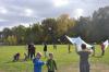 Kinder beim Drachen steigen