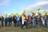 Gruppenfoto, Sch&uuml;lerinnen und Sch&uuml;ler halten Luftballons in der Hand