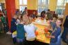 Sch&uuml;lerinnen und Sch&uuml;ler beim Schnitzen von K&uuml;rbissen mit einem Papa