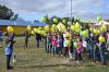 Gruppenfoto, Sch&uuml;lerinnen und Sch&uuml;ler halten Luftballons in der Hand
