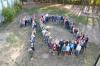 Foto von oben, alle Sch&uuml;lerinnen und Sch&uuml;ler bilden die Zahl 10 als Gruppenfoto