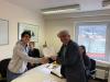Schulleiter Thomas Guckenbiehl übergibt das TOEFL Zertifikat an Austauschschüler Rafael Centeno