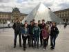 Ein Teil der WHG-Schüler zusammen mit Herrn Zorn vor der gläsernen Louvre-Pyramide
