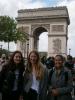 Lena Schwab, Mascha Machwitz (beide 10a) und Sophie Soraya Mahmoodi (10b) vor dem Arc de Triomphe in Paris