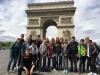 Gruppenfoto vor dem Arc de Triomphe